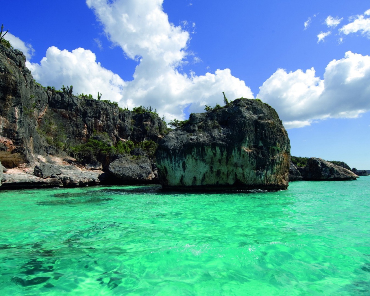 Бирюзовая вода тропического моря