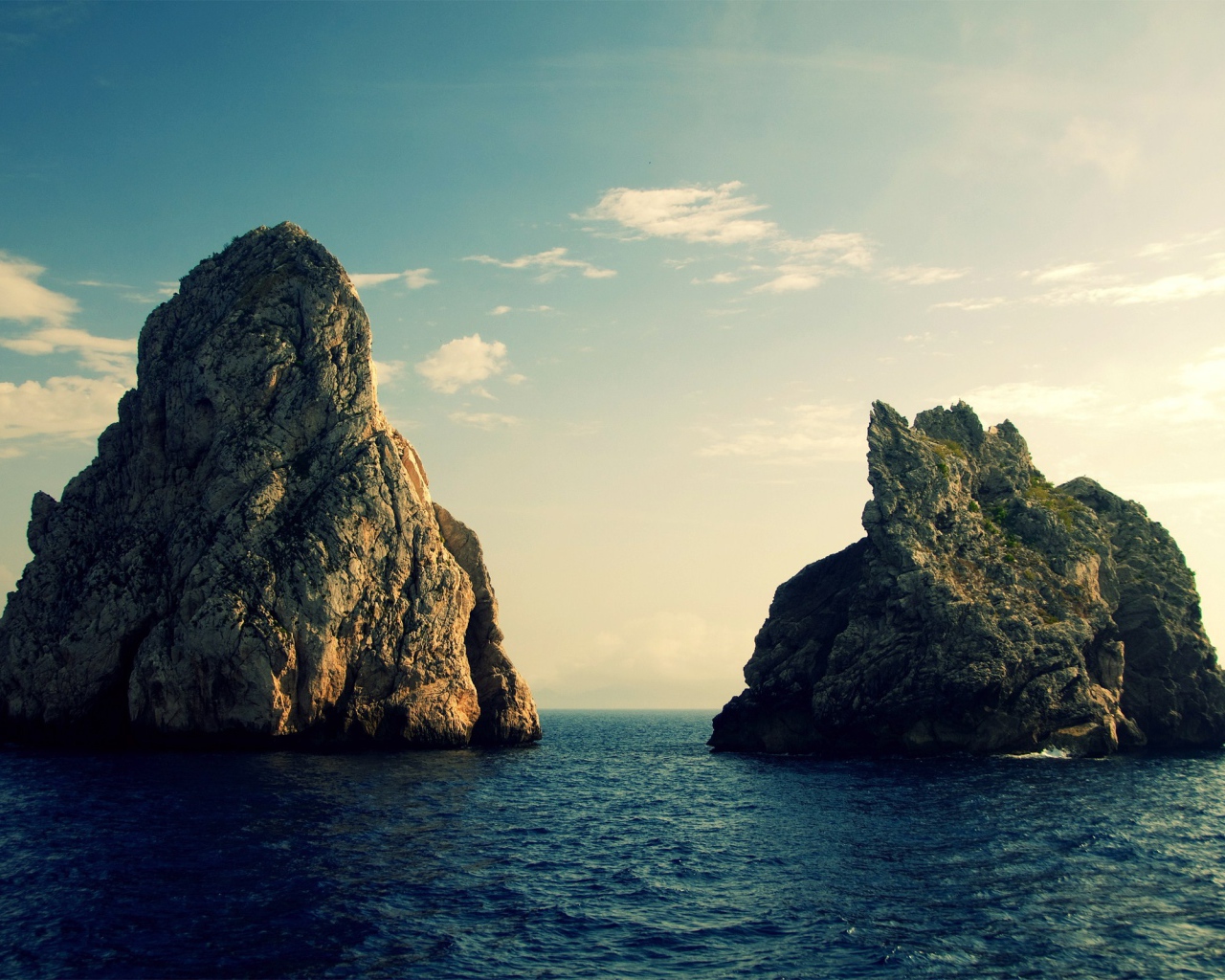 Две скалы у берега