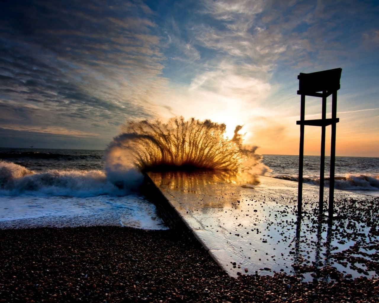 Волна бьется о причал