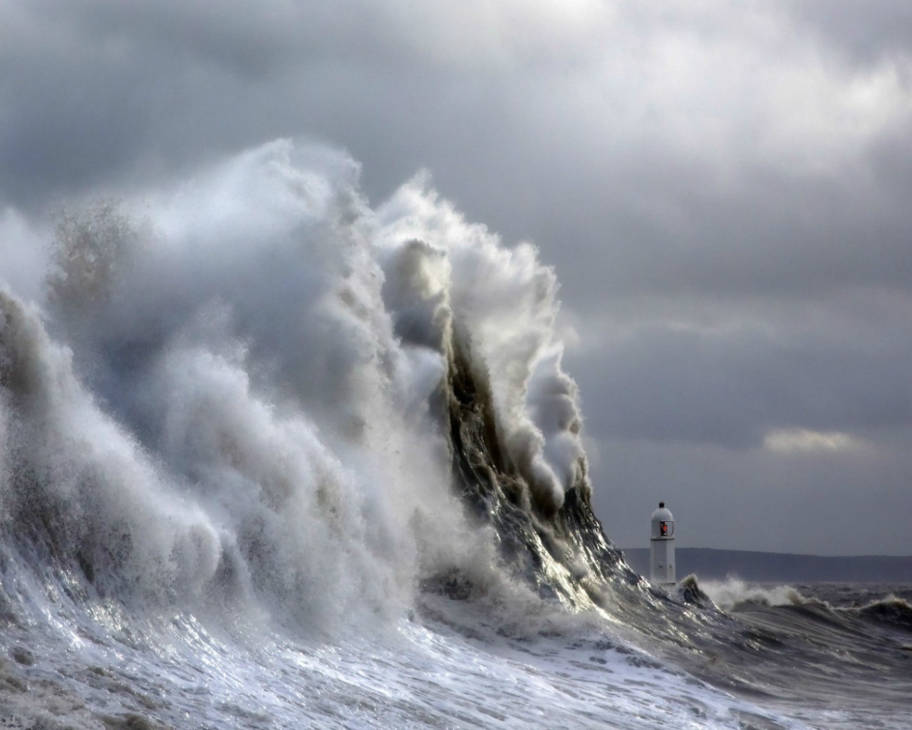 Волна накрывает маяк