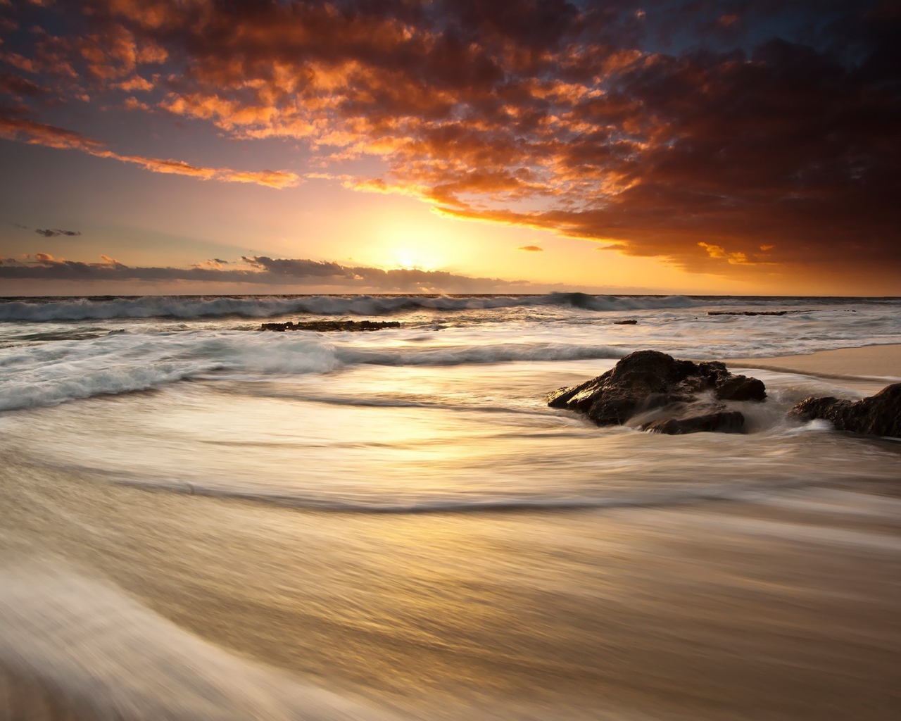 Седой прибой под оранжевым небом