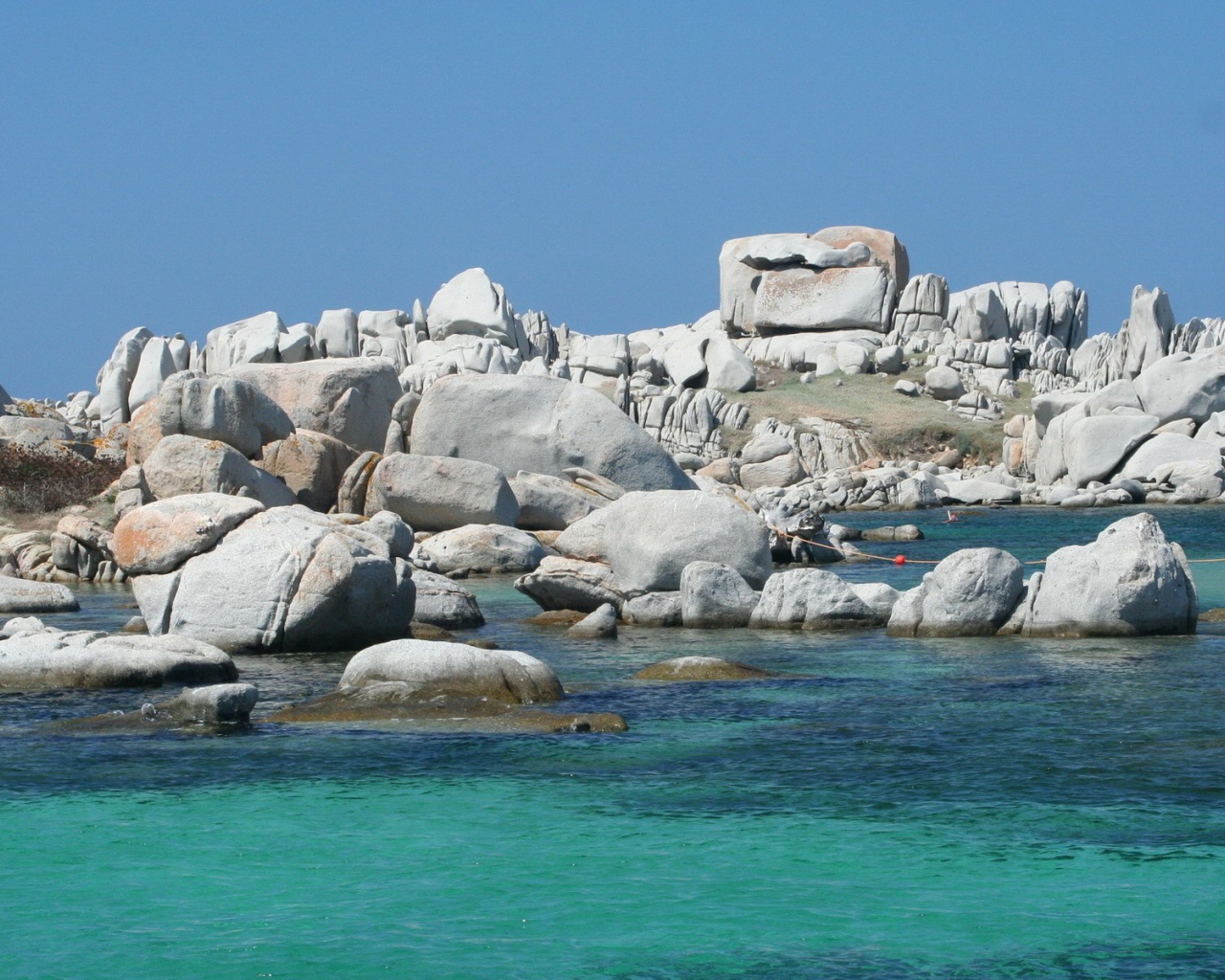 Белые гладкие камни у берега моря
