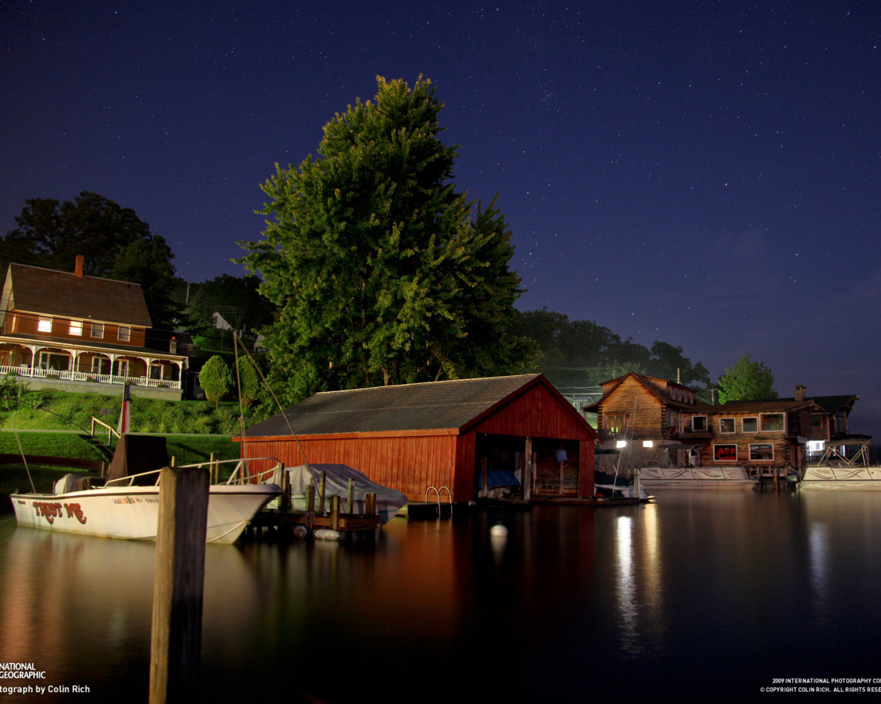 Причал для лодок ночью