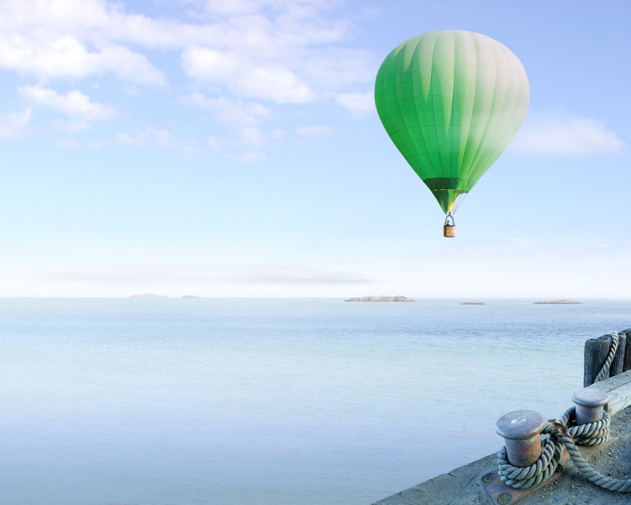 Зеленый Воздушный шар над морем