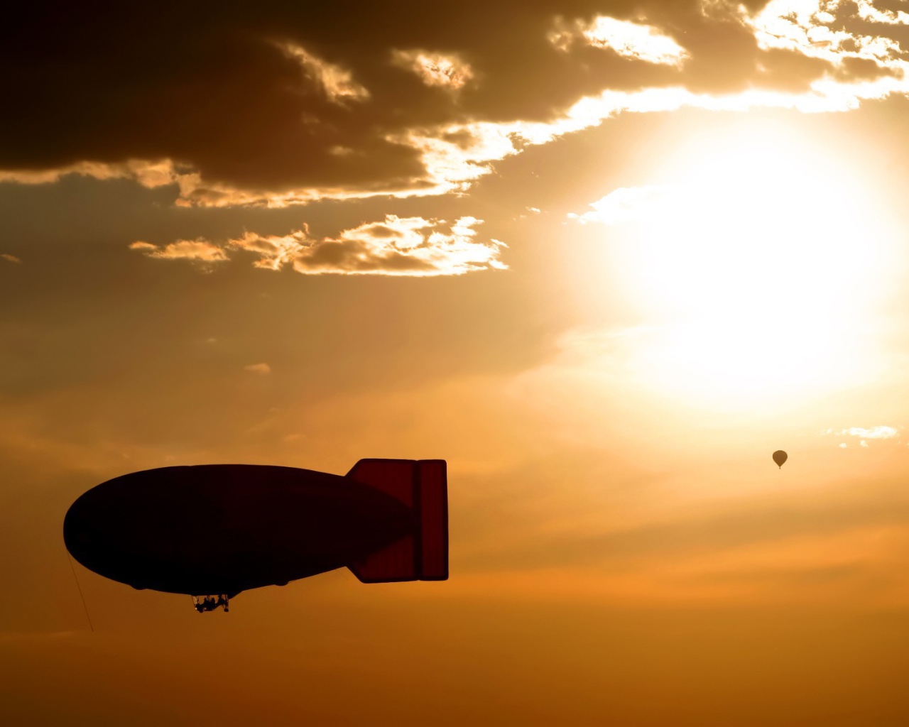 Воздушный зонд на фоне заката