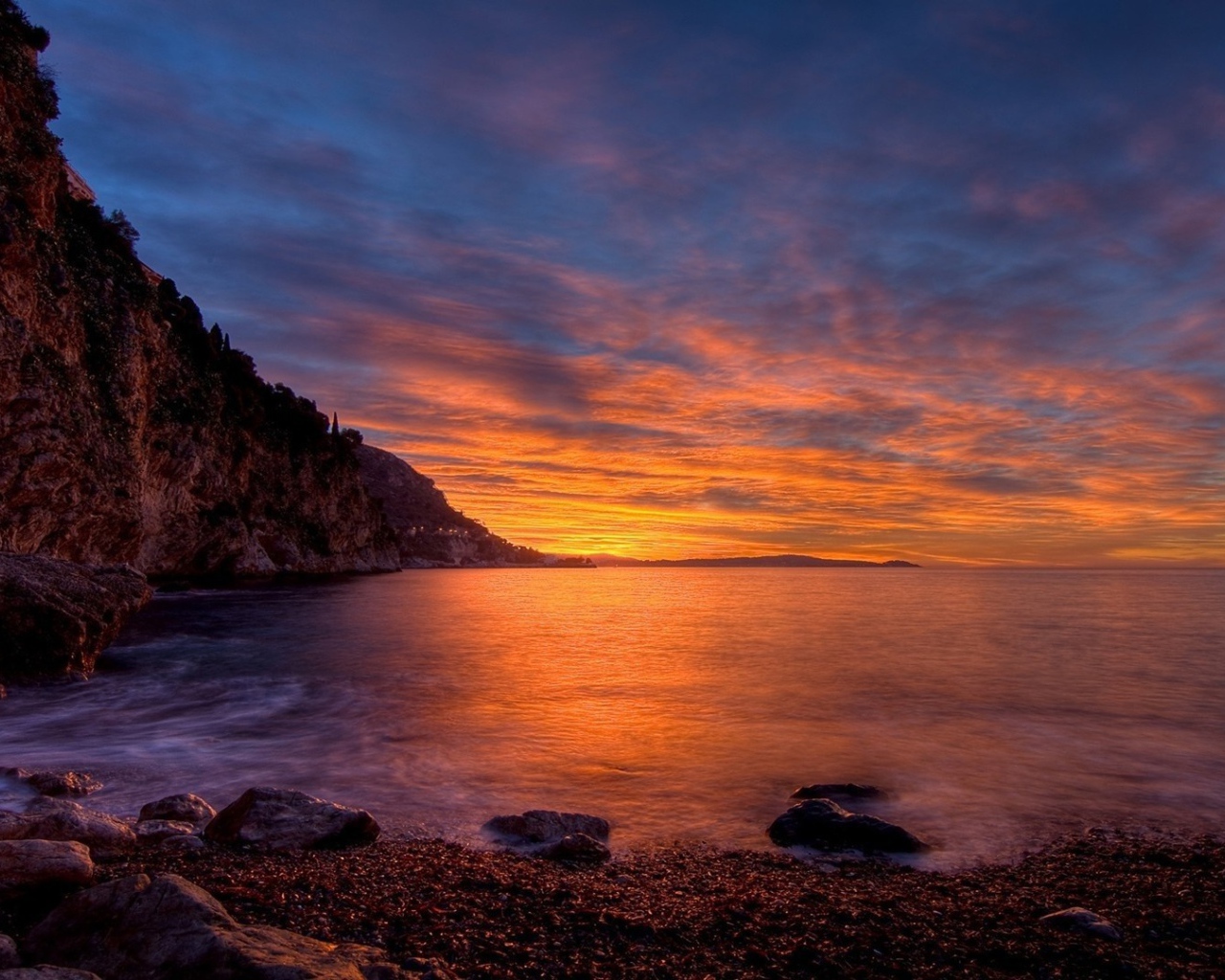 Спокойная вода залива, на фоне заката