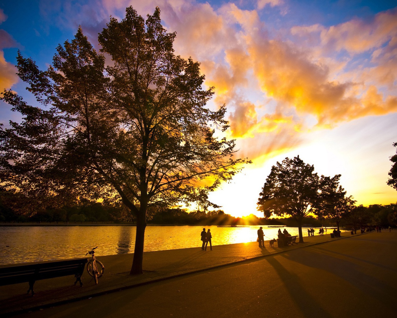 Красочный закат на набережной