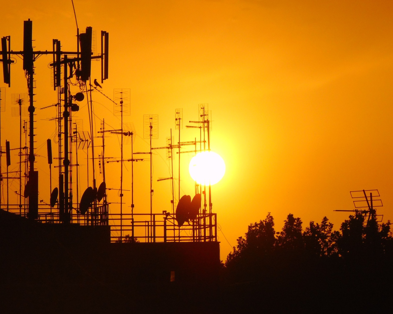Вышки связи на фоне солнца