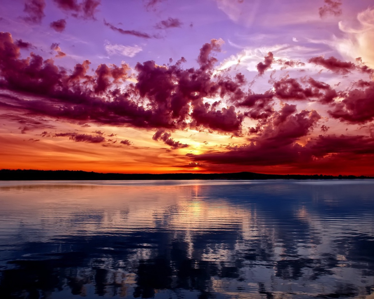 Насыщенные красные облака на закате, фото HDR