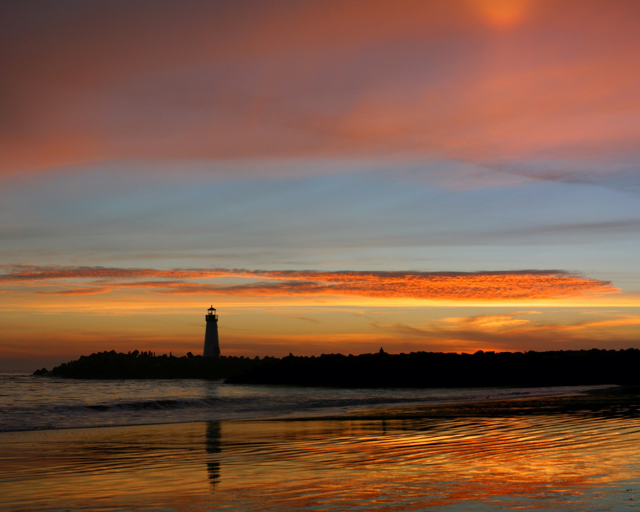 Маяк на закате солнца