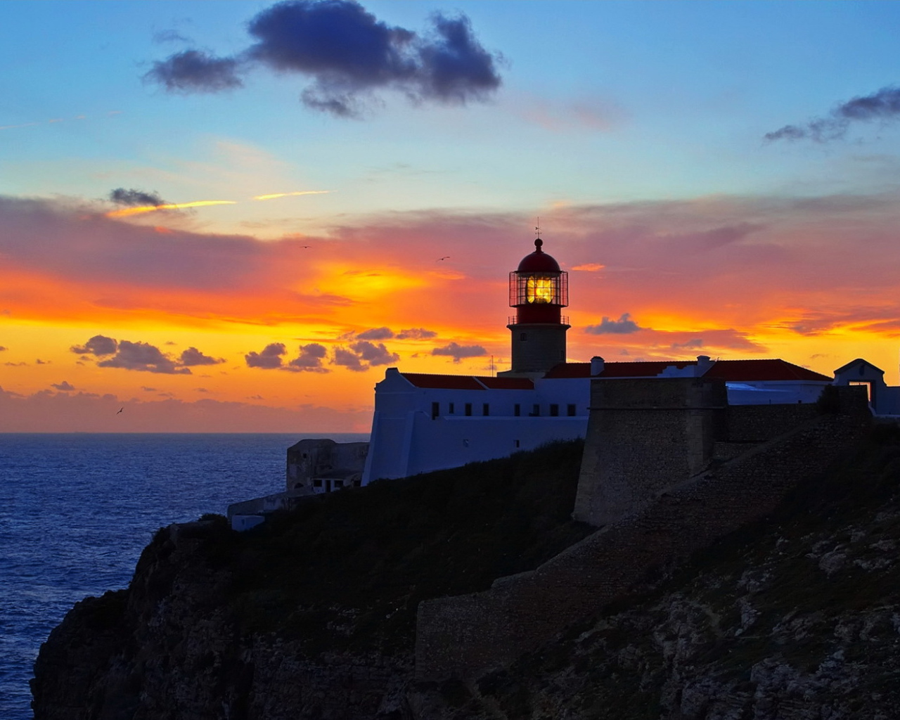 Маяк на оранжевом закате