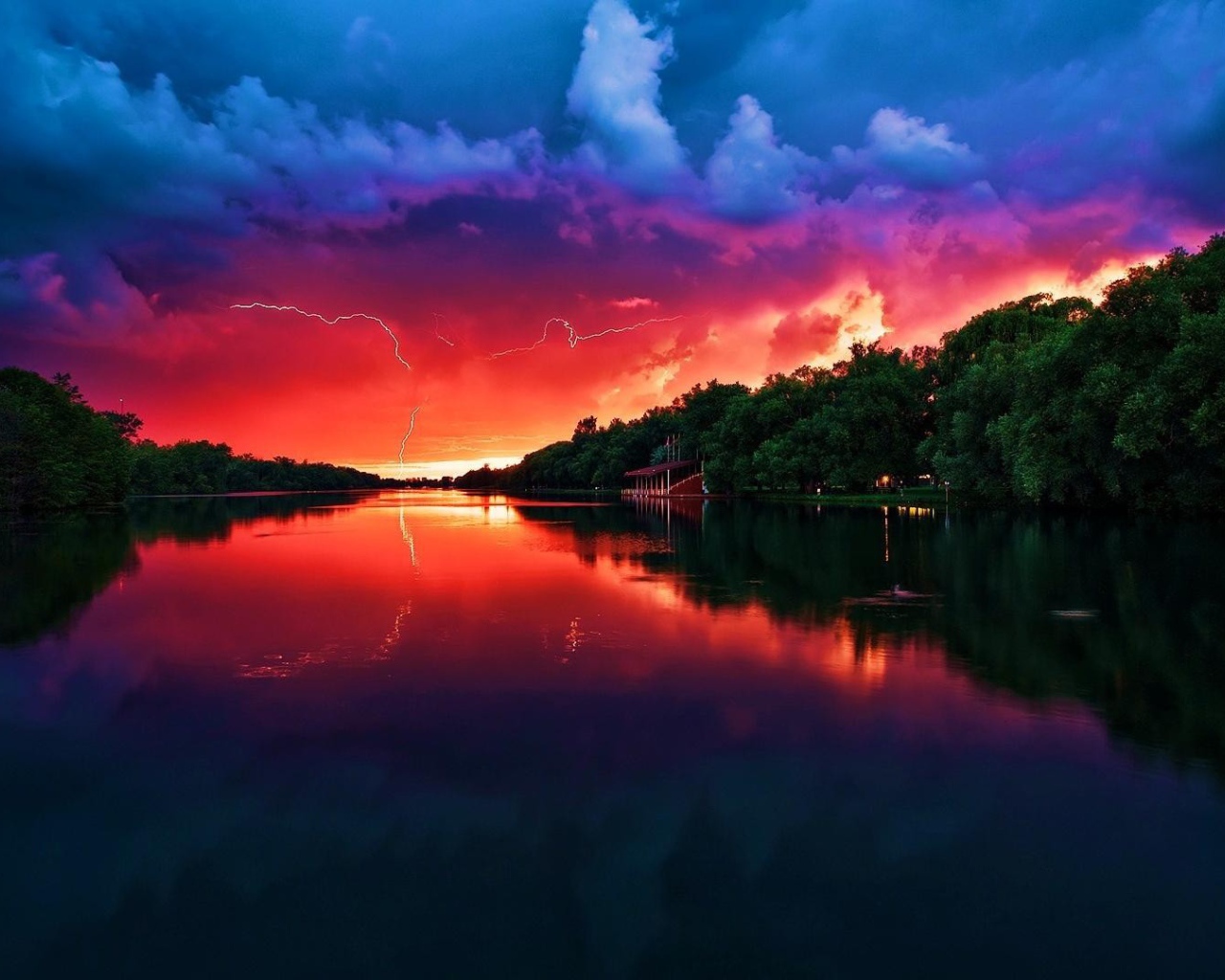 Молнии в грозовом облаке на закате