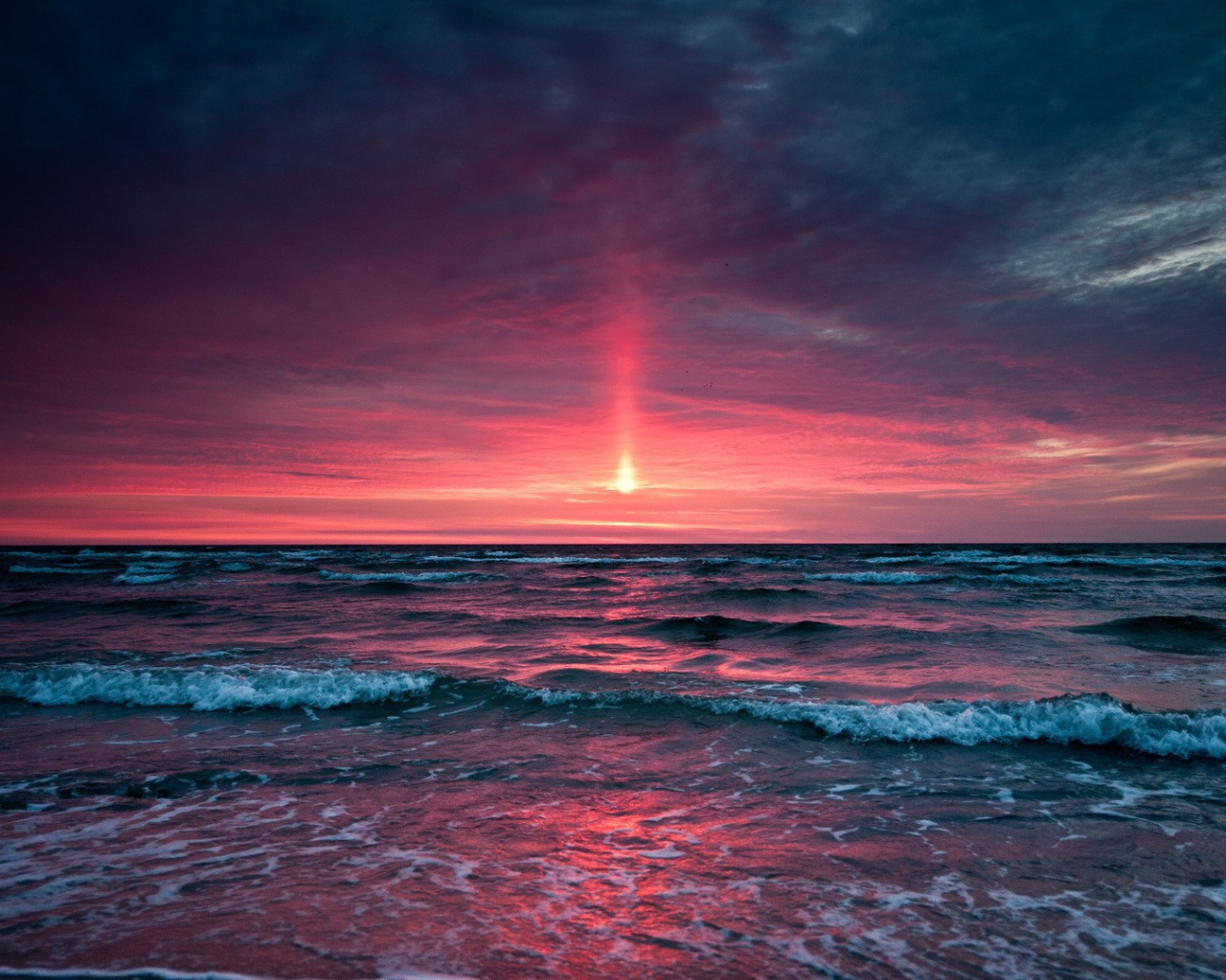 Розовое небо на закате в море