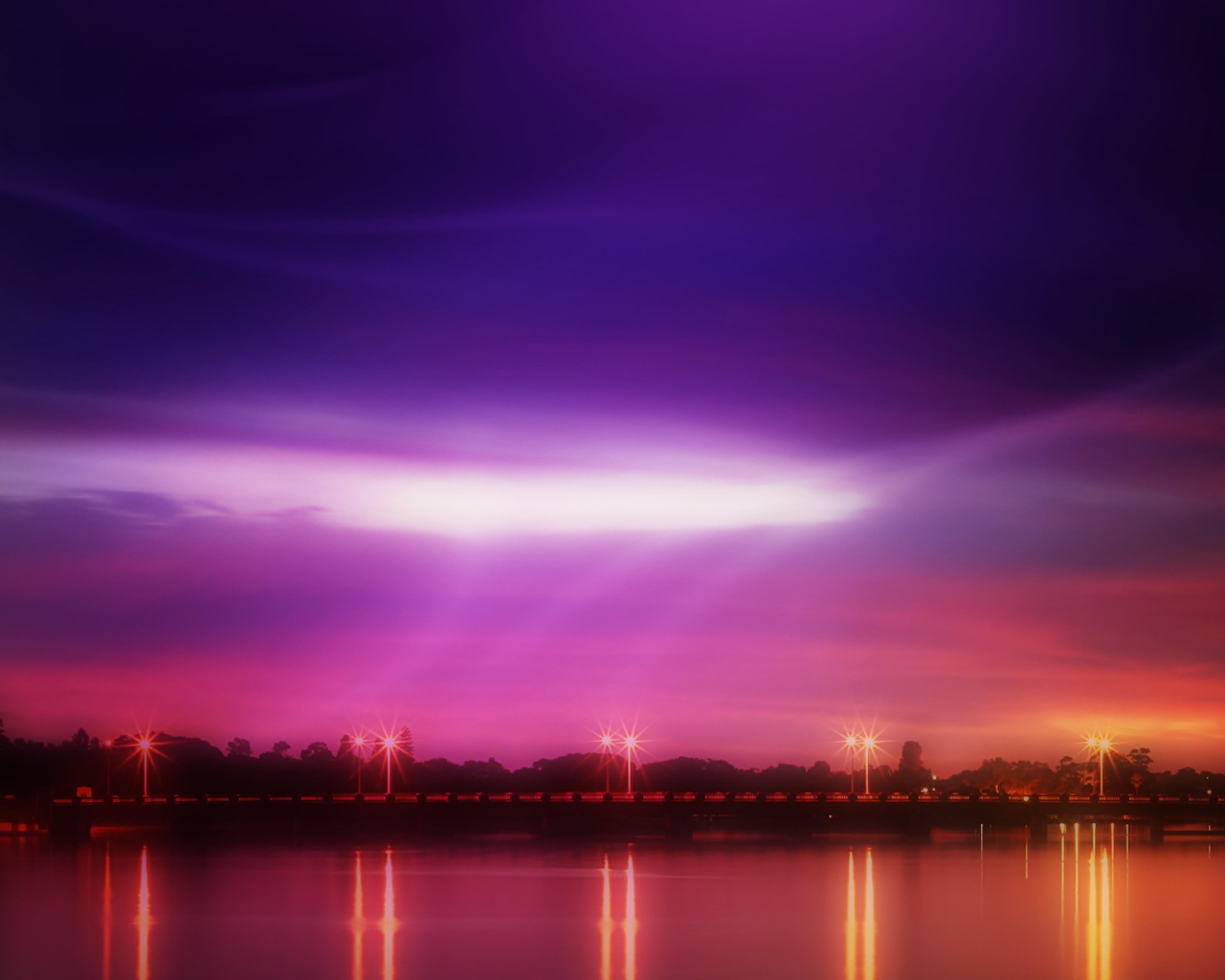 Розовый закат на берегу реки