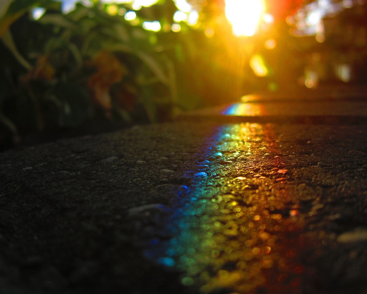 Радужный блик на асфальте