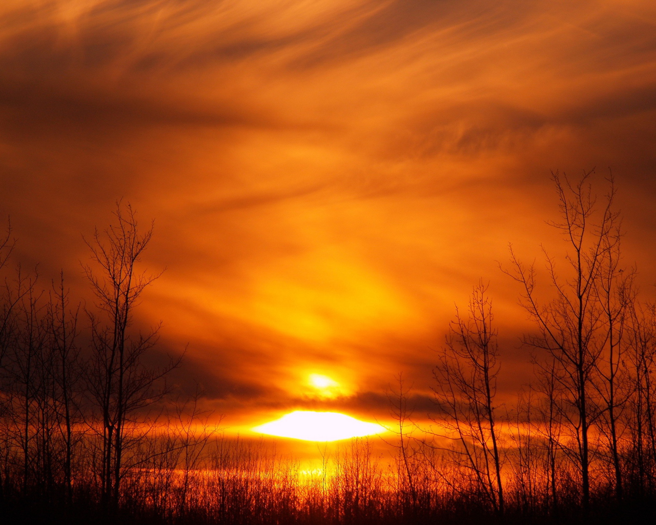 Красный закат на озере