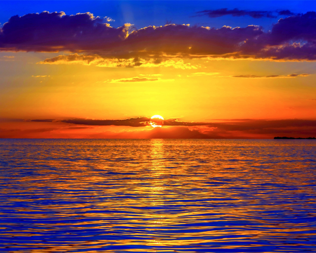 Красный закат над океаном