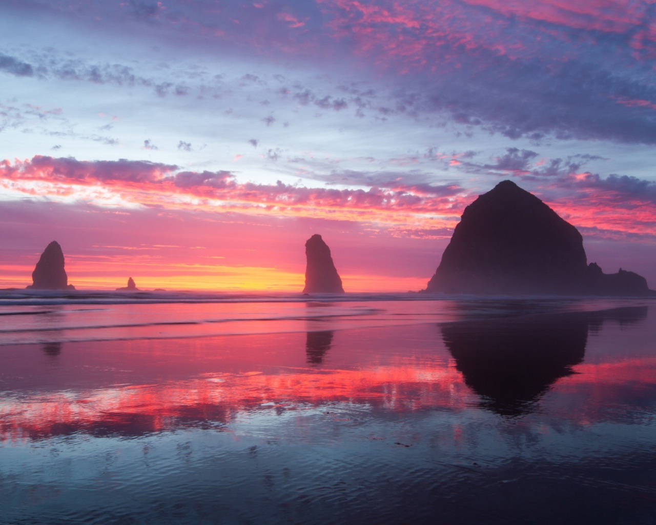 Скалы у берега на фоне заката