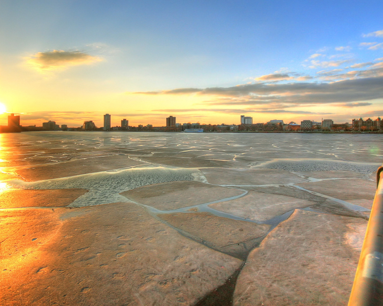 Закат на пирсе около города