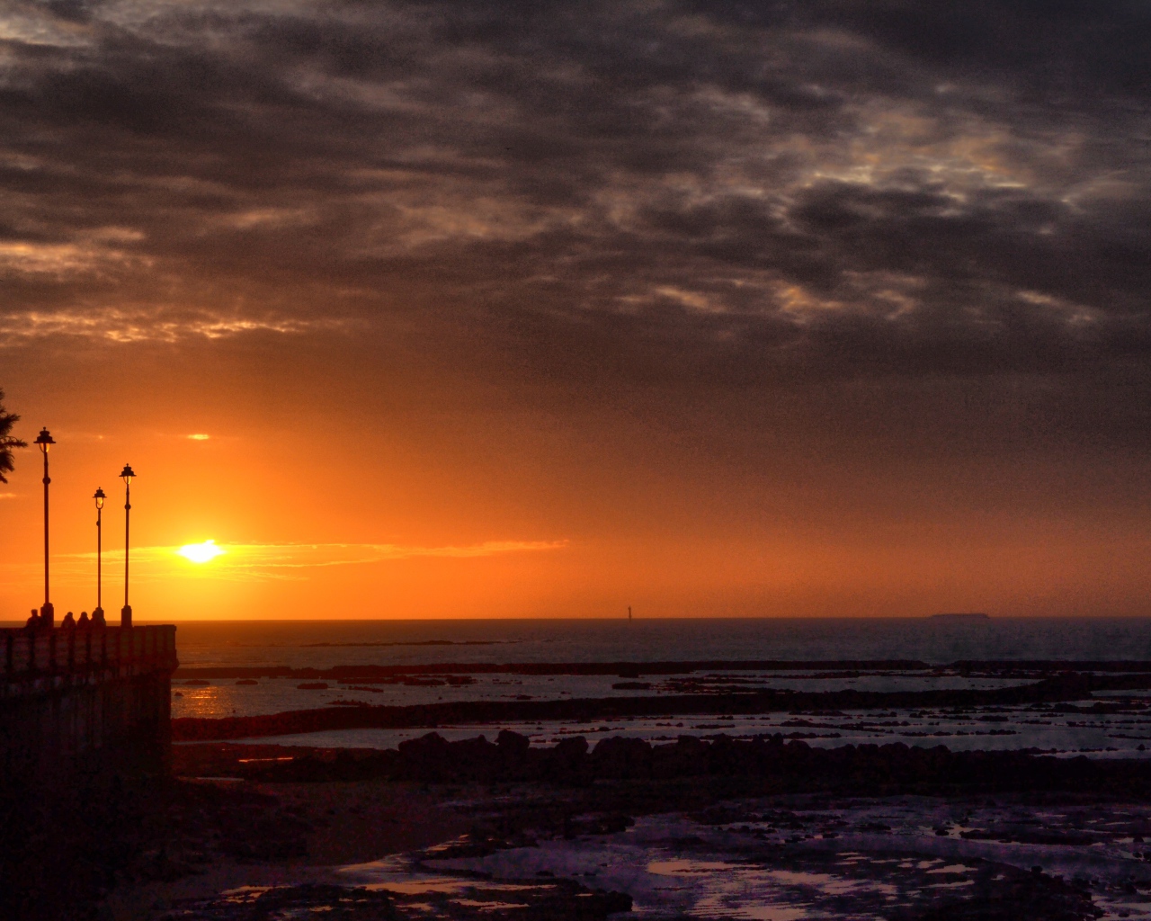 Закат на набережной в Испании