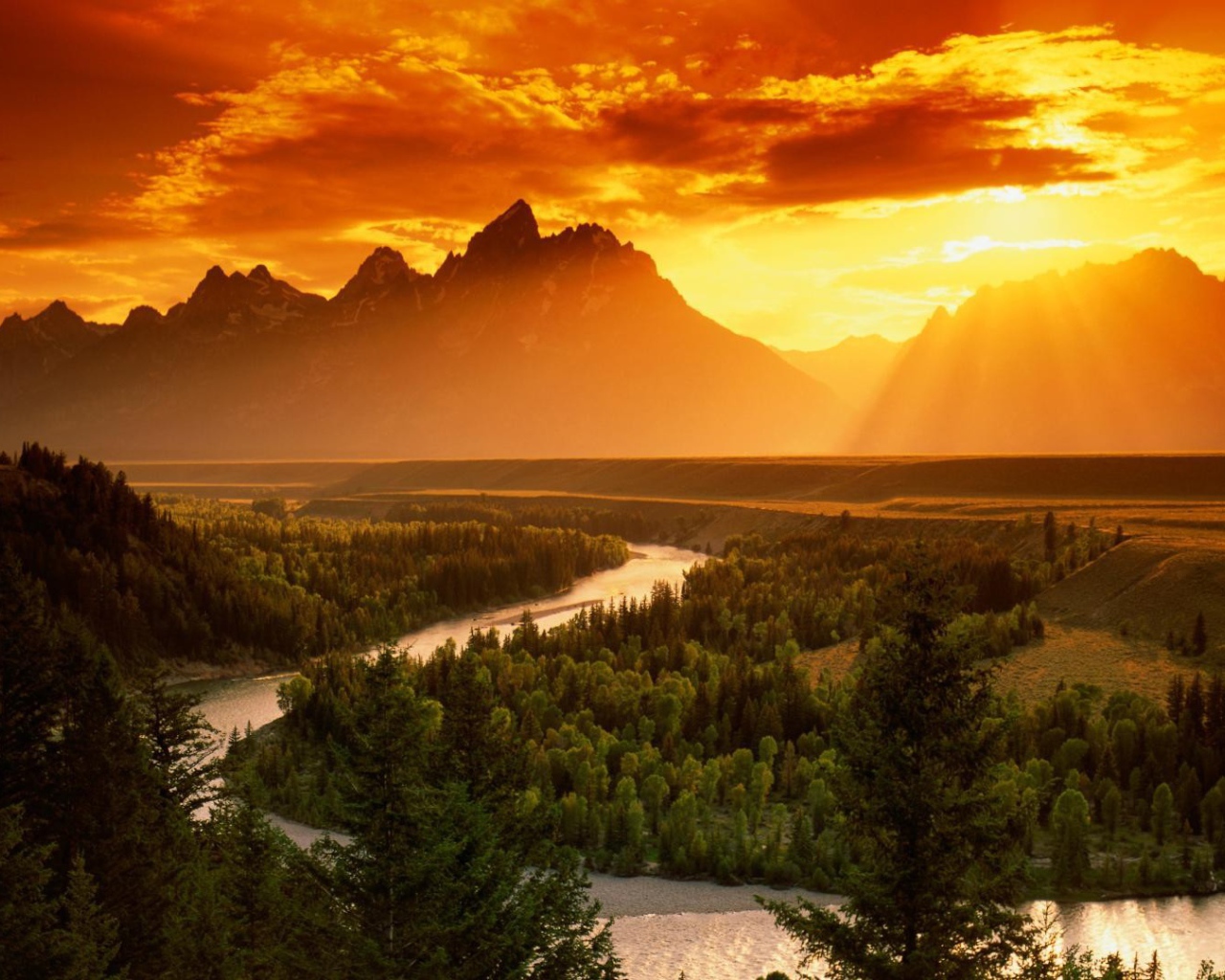 Закат над рекой в горной долине