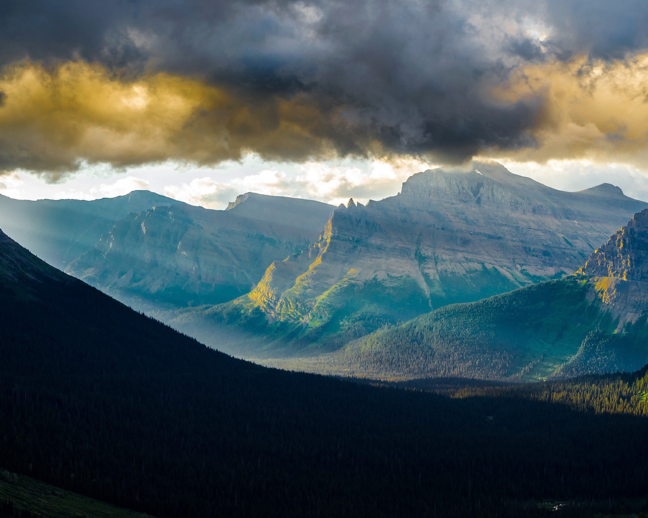 Лучи предзакатного солнца в горах