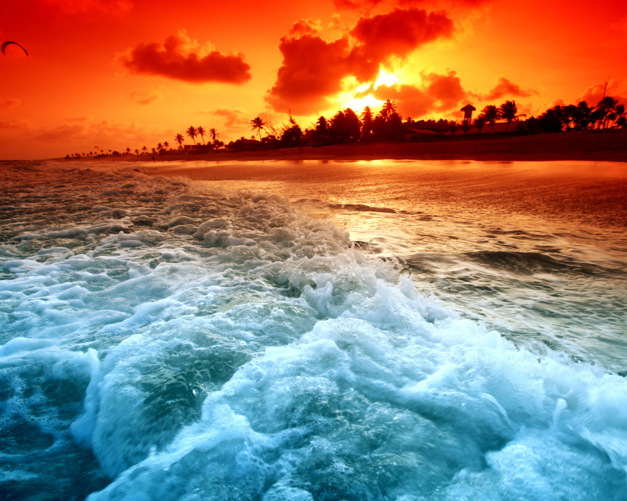 Прибрежные волны на закате