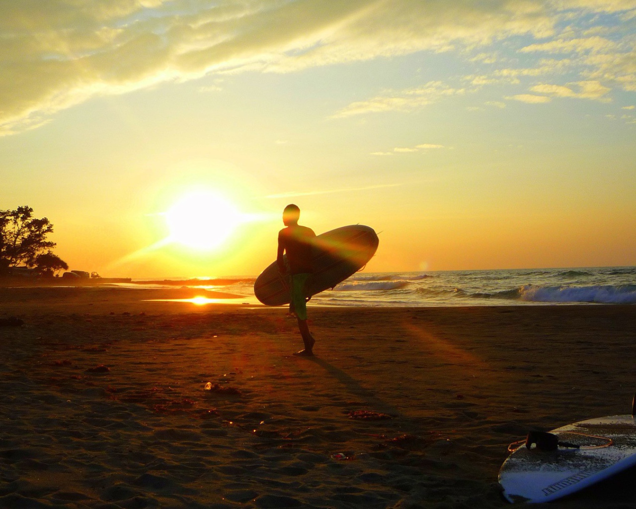 Занятия серфингом на закате