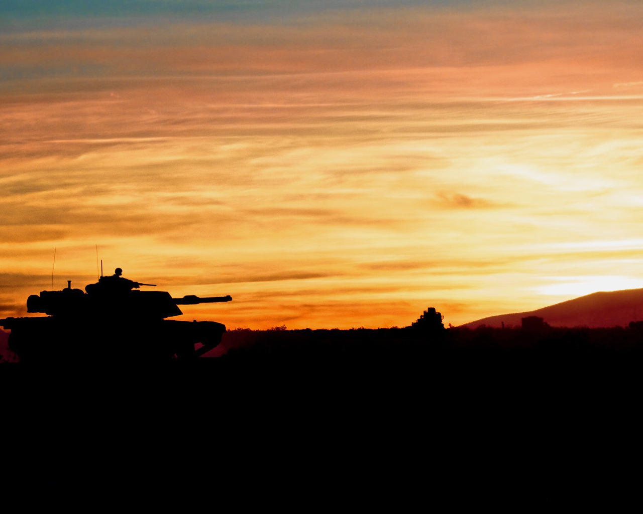 Танк на фоне заката