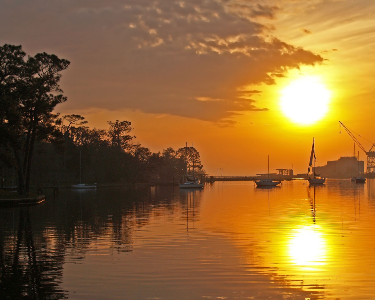 Закатное солнце в облаках над портом