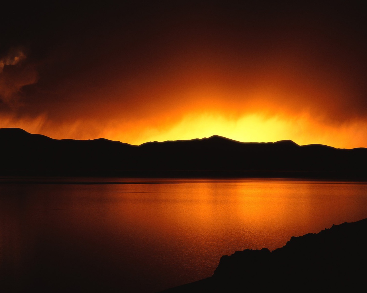 Небо пылает за кромкой гор