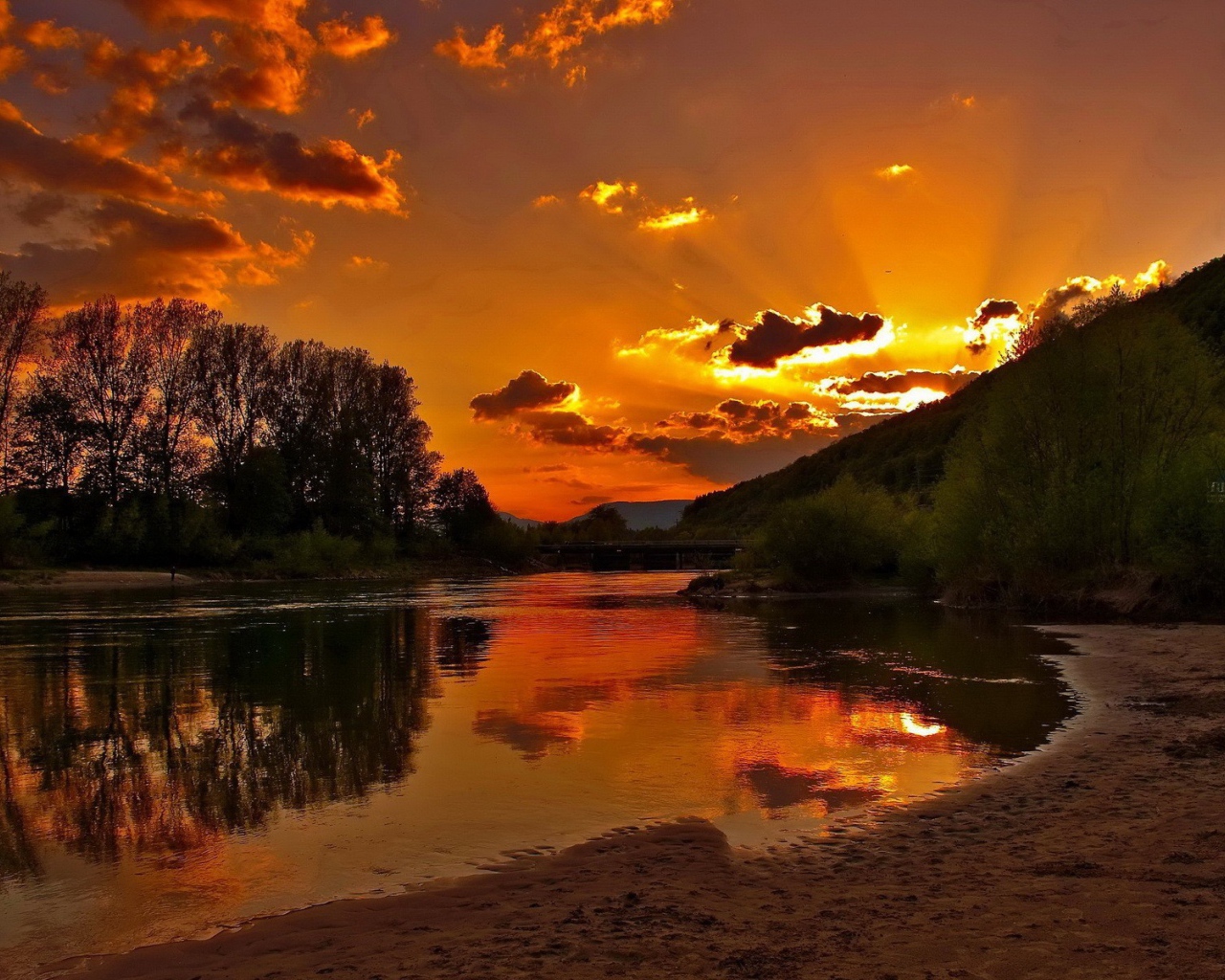 Солнце садится в облака за горой