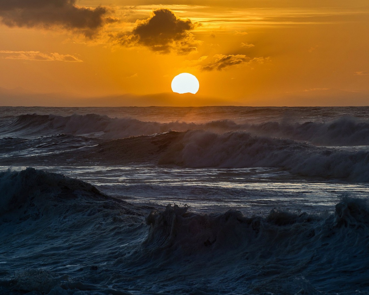 Солнце садится в бурное море