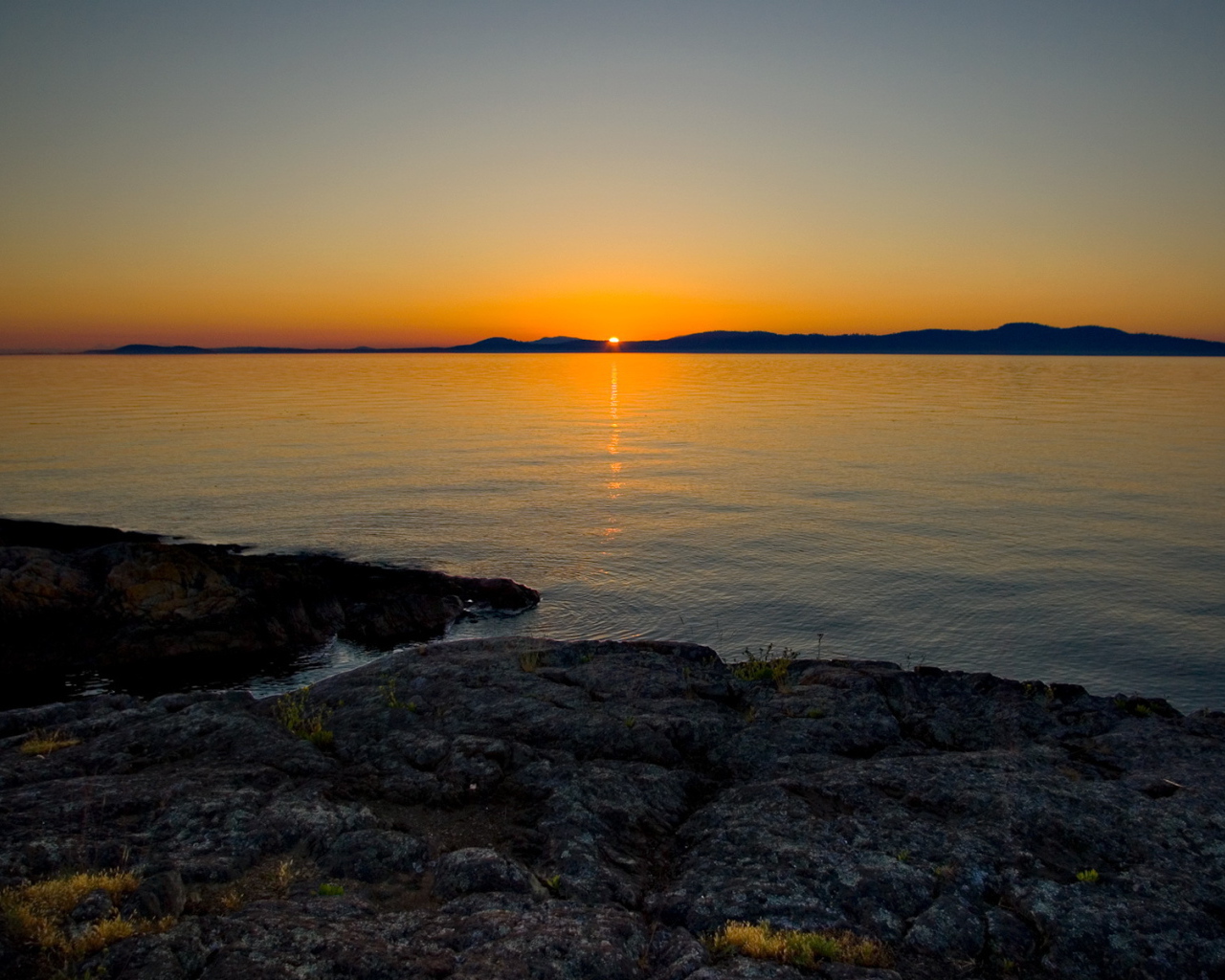 Солнце зашло за берег залива