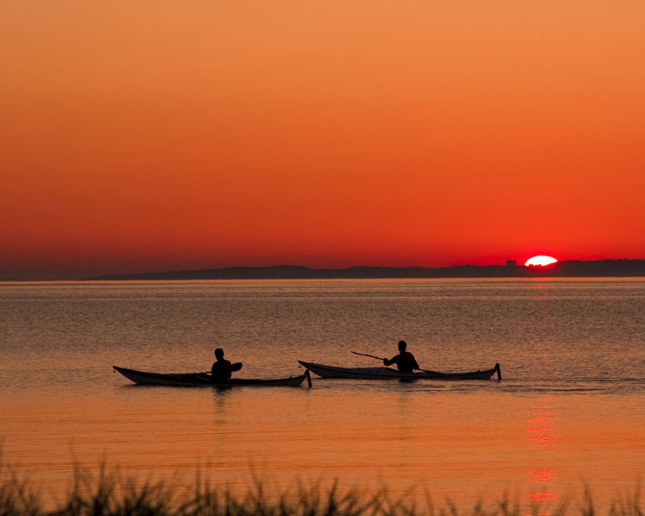 Два лодочника на фоне заката