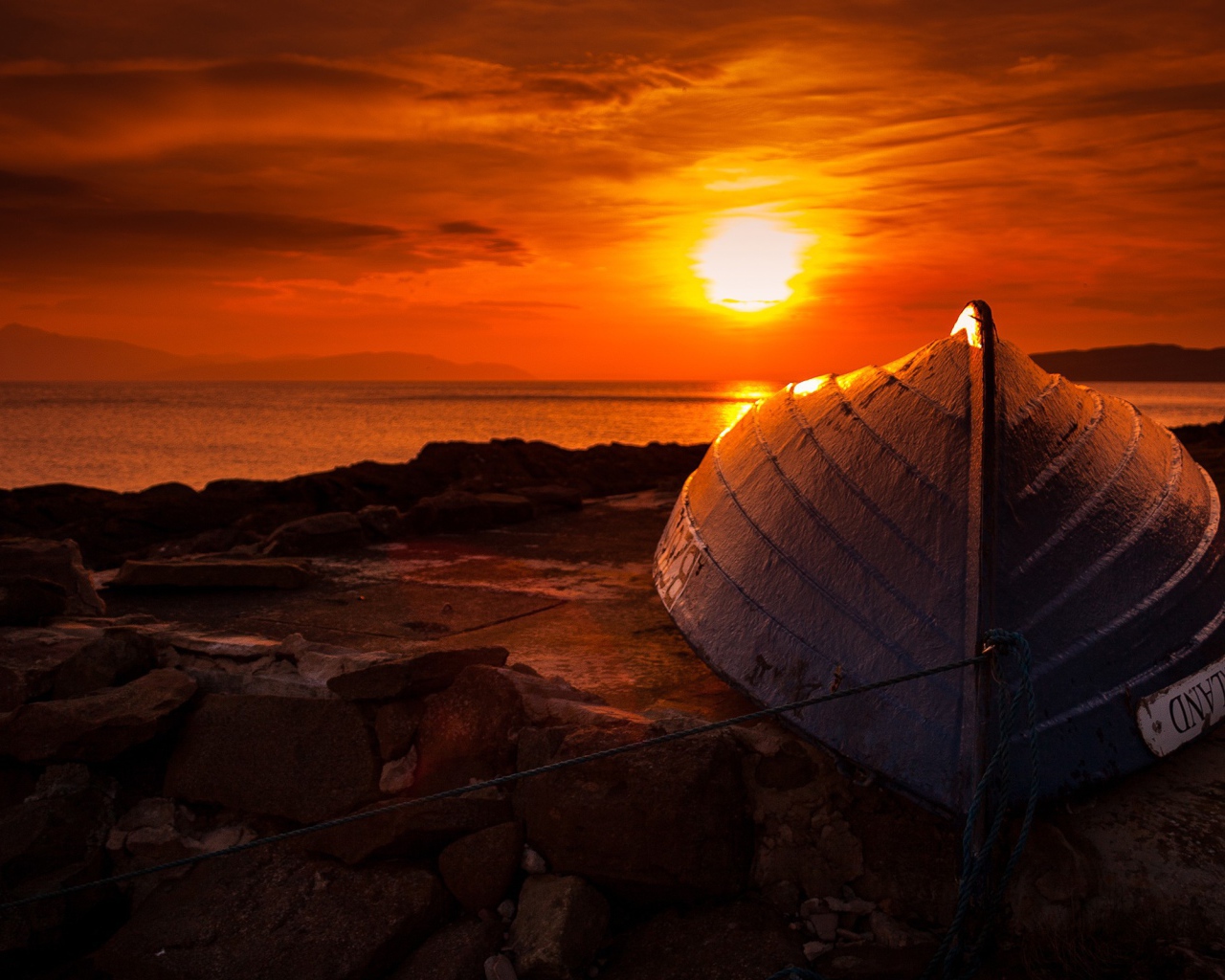 Перевернутая лодка на фоне заката