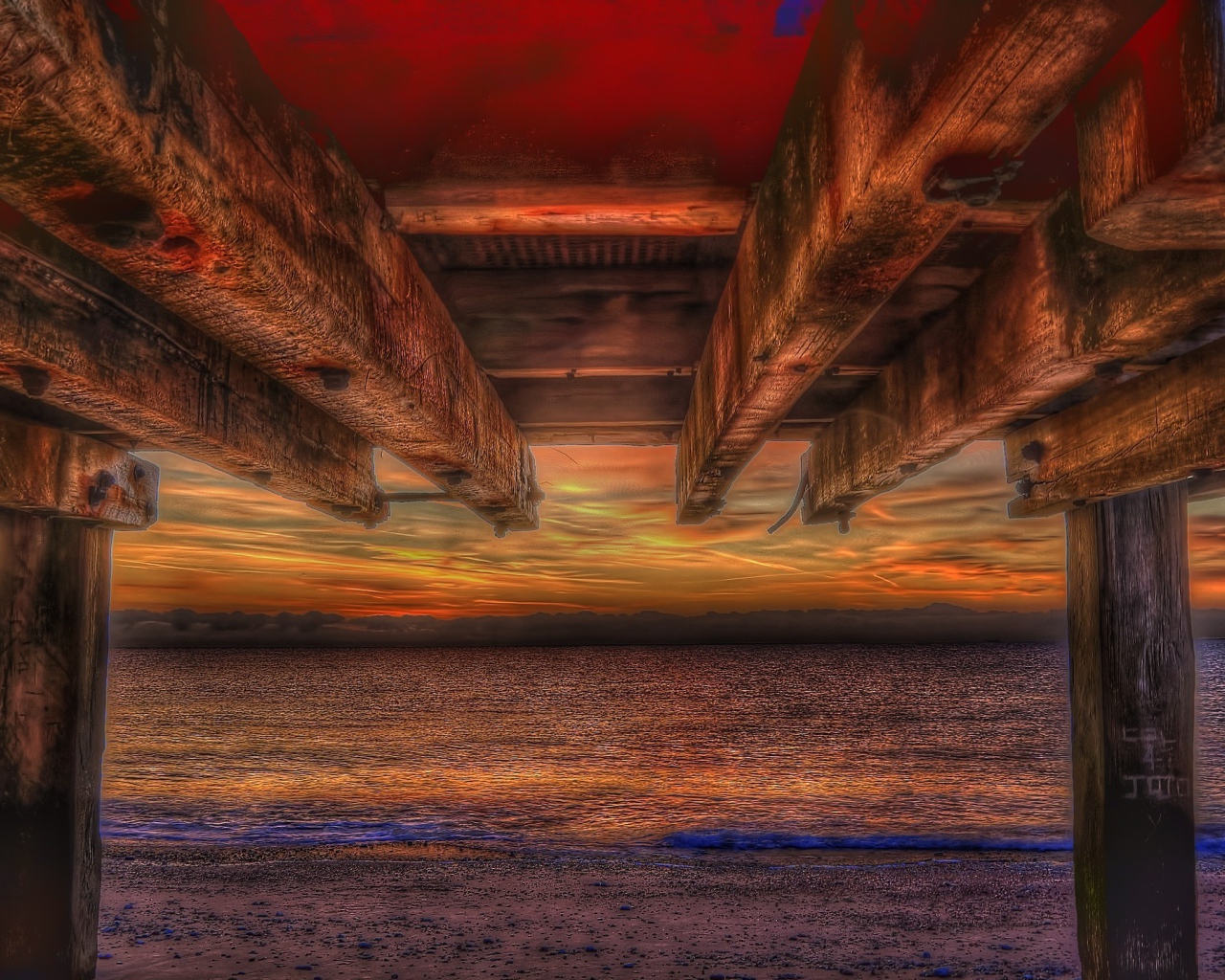 Вид на закат из-под навеса на пляже