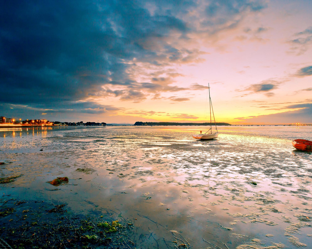 Закат на пляже с лодкой