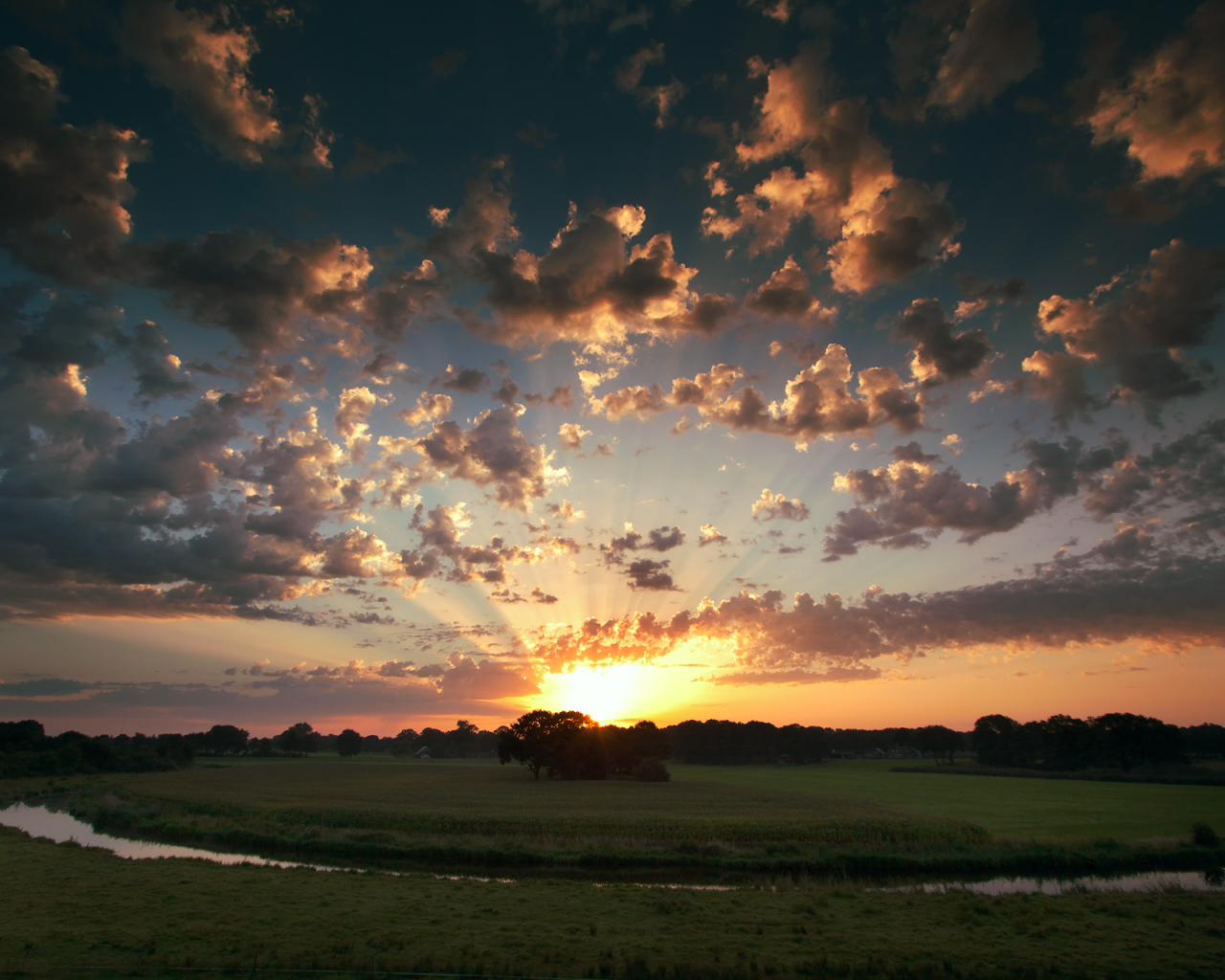 Закат на поле у реки