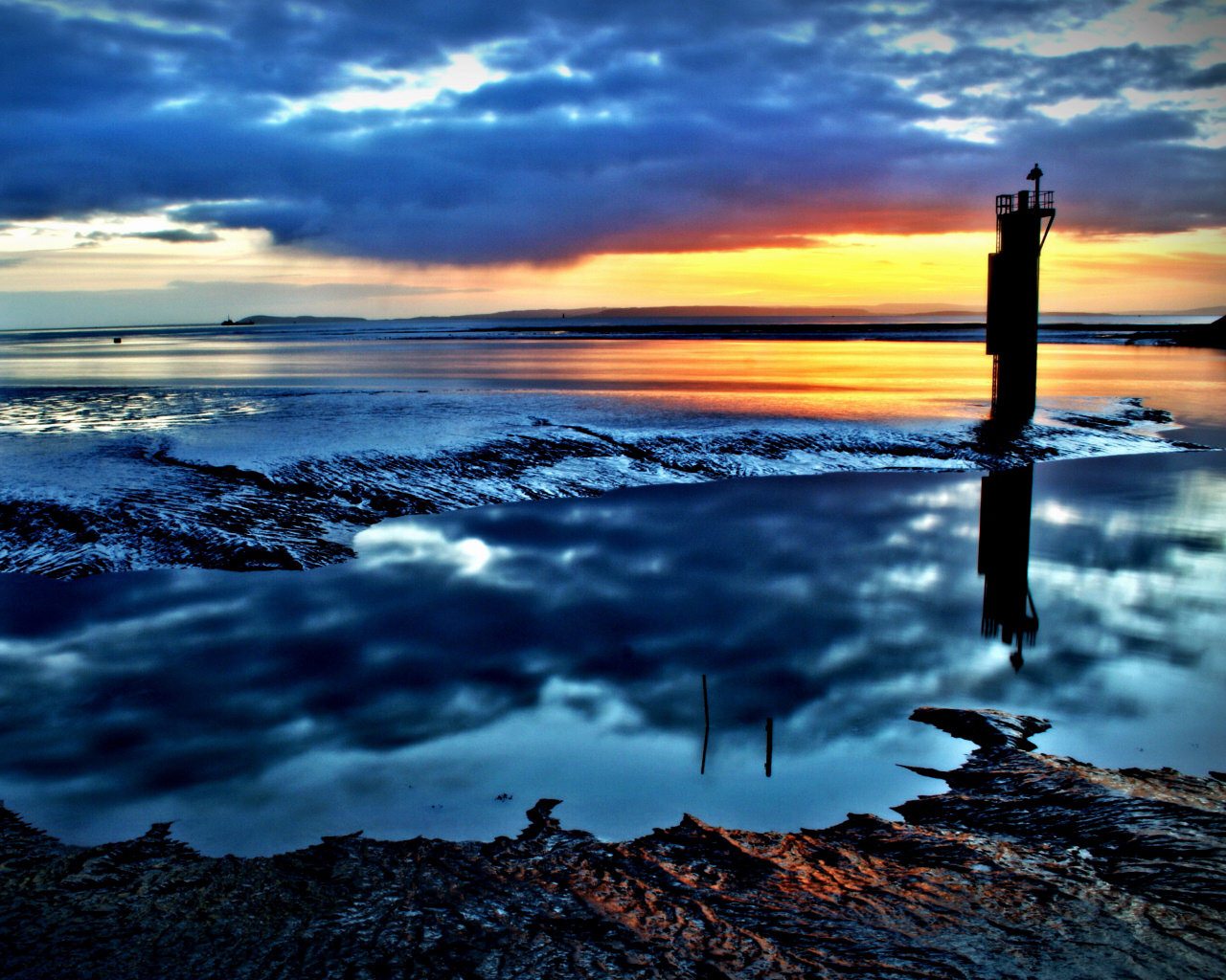 Желтый закат на синих облаках