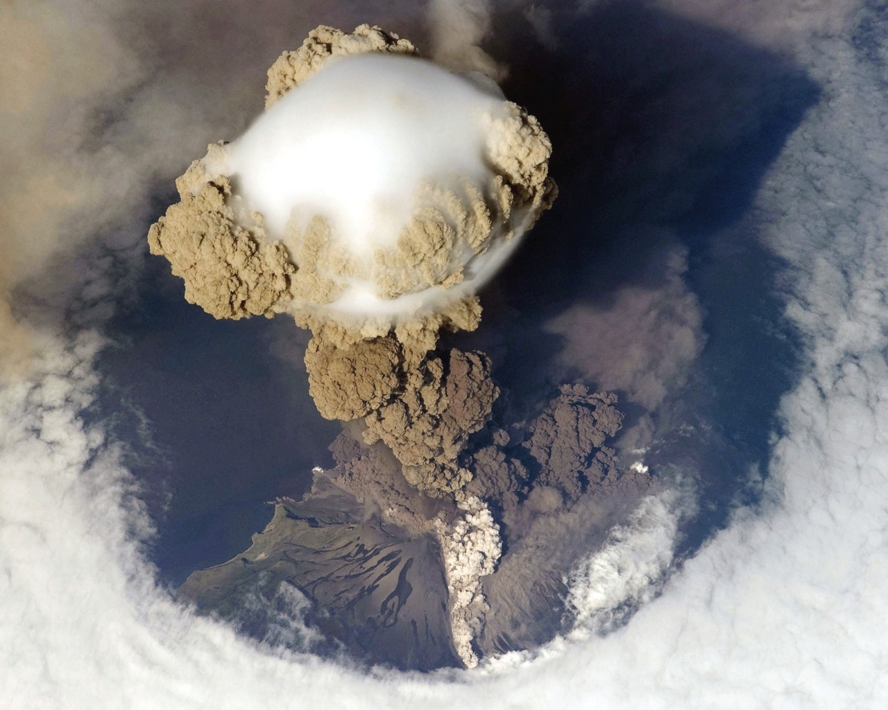 Облако дыма над вулканом, фото из космоса