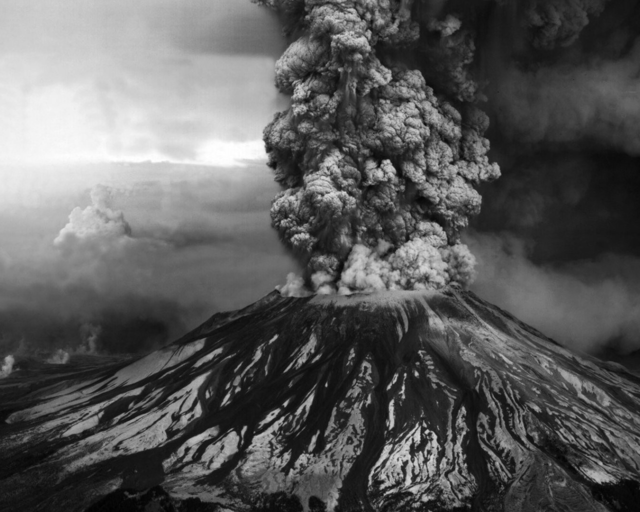 Черно белое фото извержения