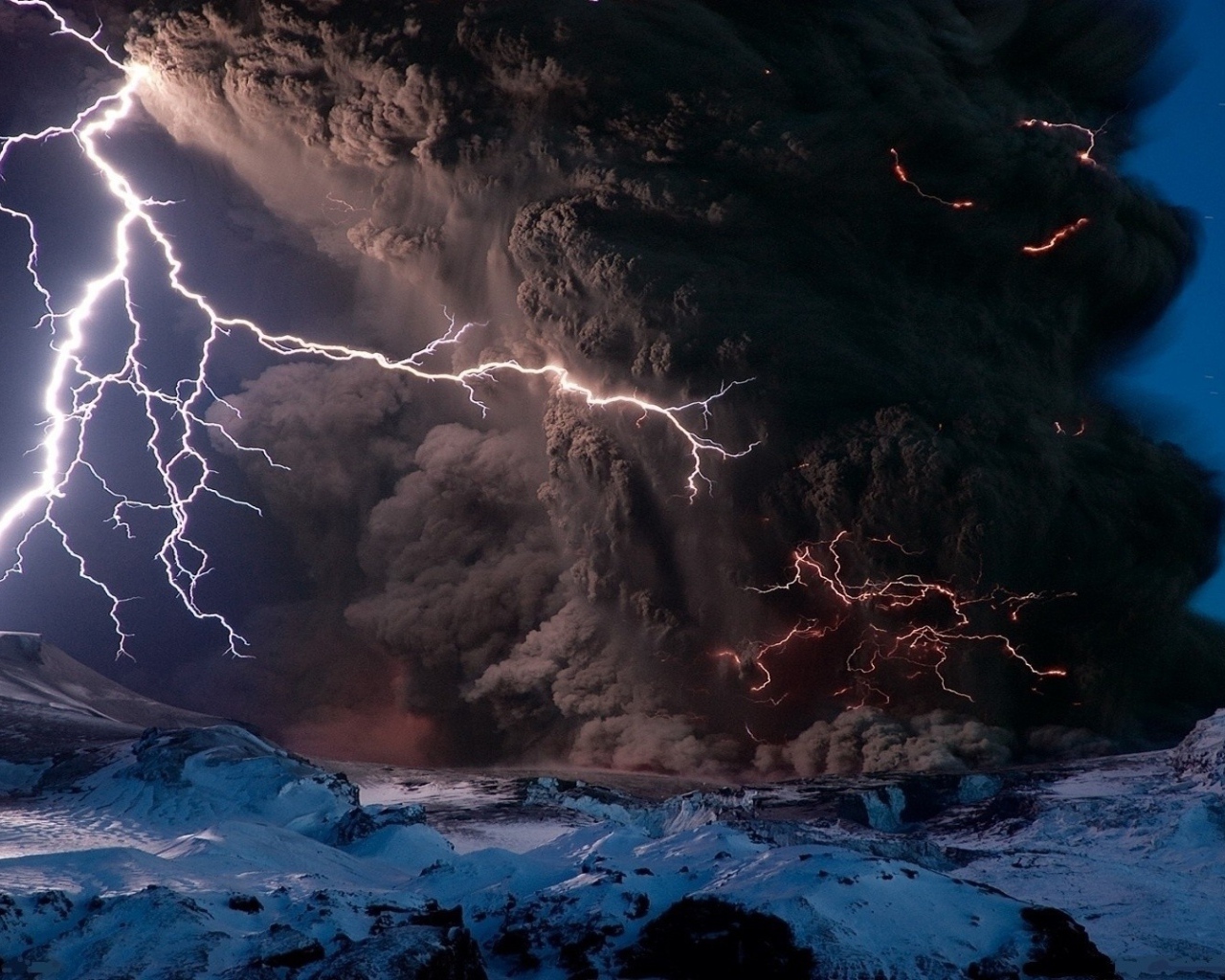 Молнии в столбе вулканического пепла