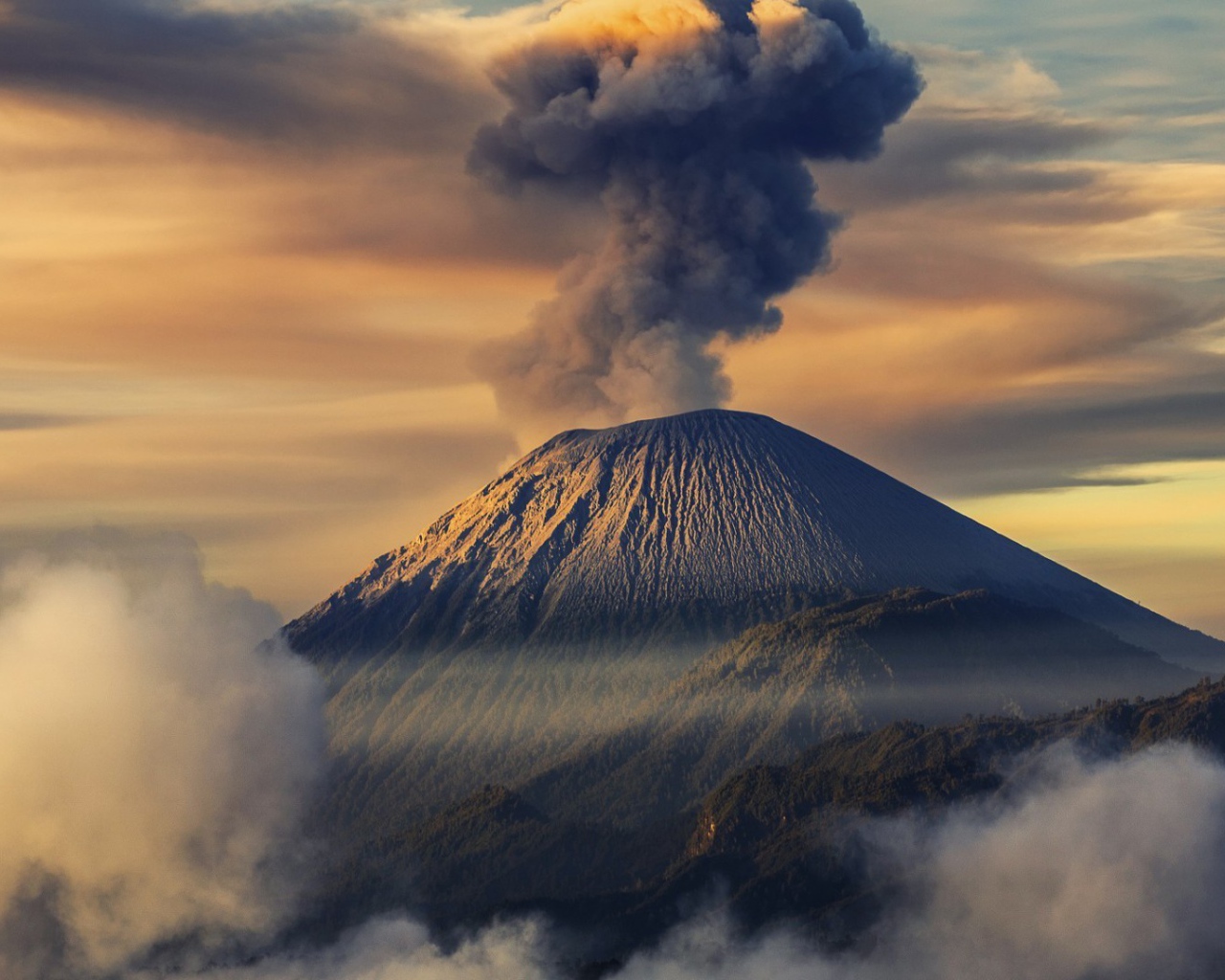 Начало извержения вулкана