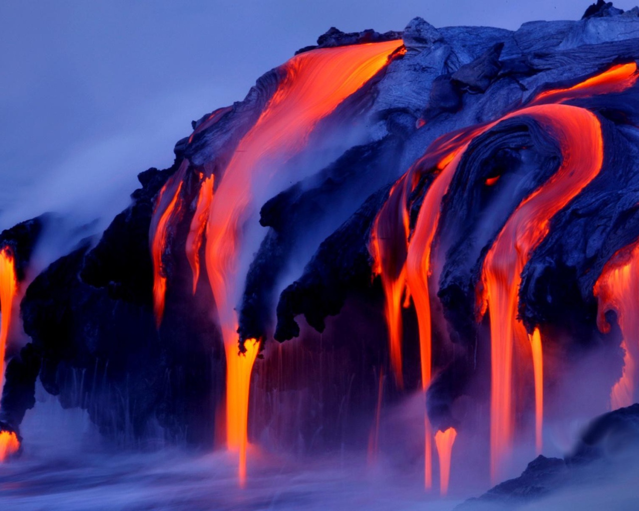 Потоки раскаленной лавы