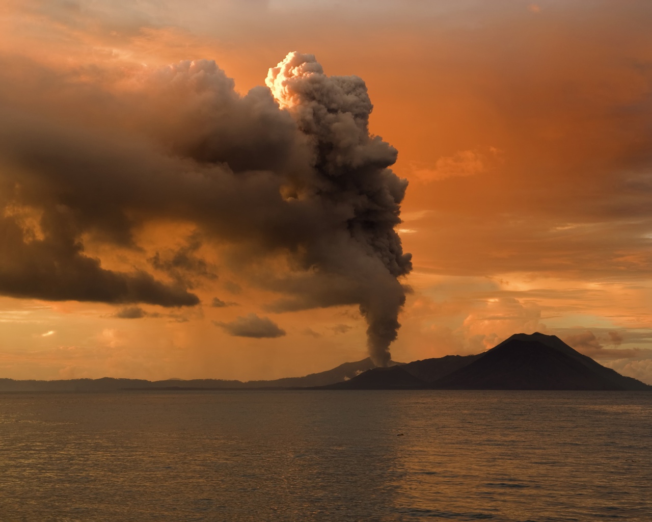 Извержение вулкана на острове посреди моря