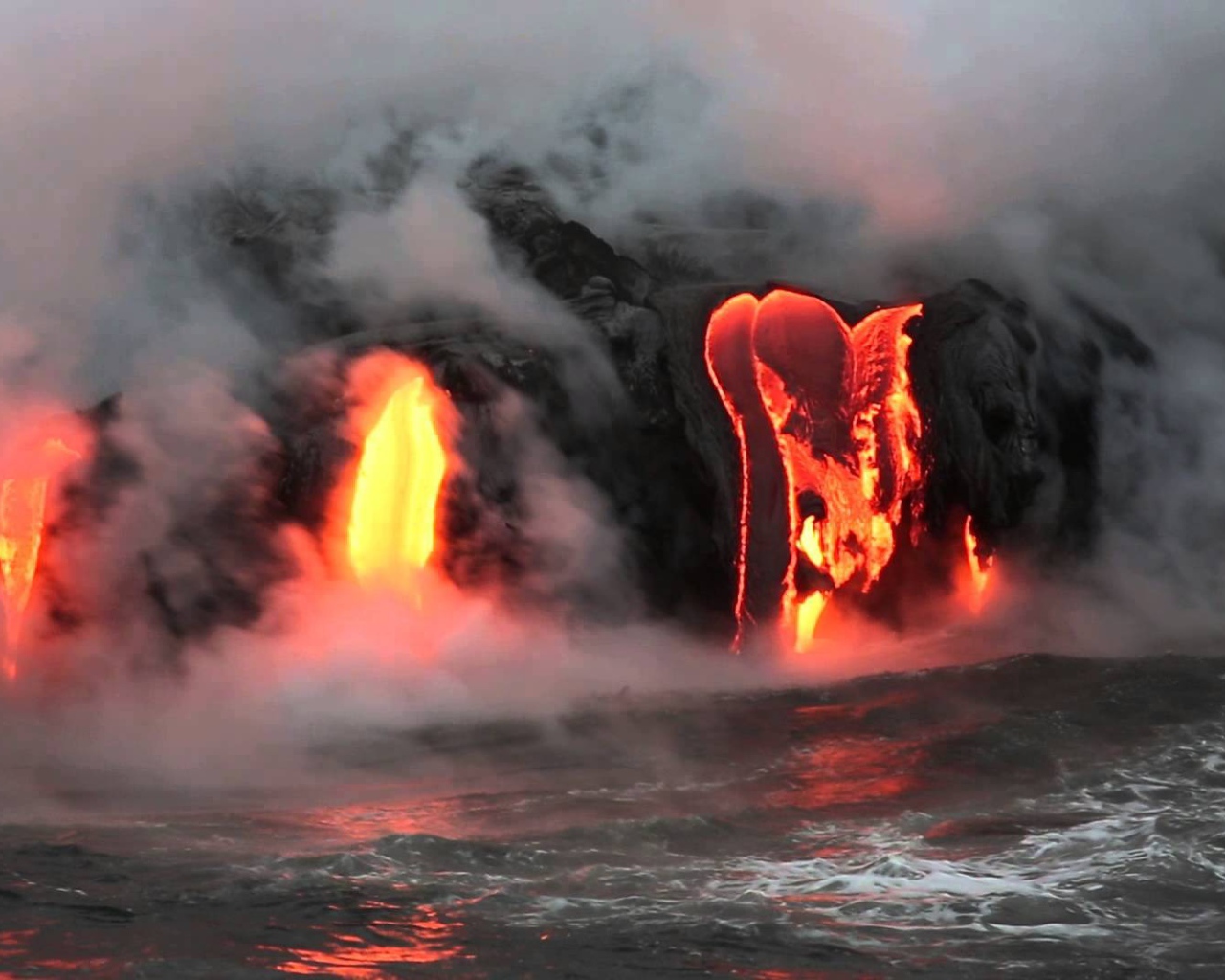 Извержение лавы в дыму