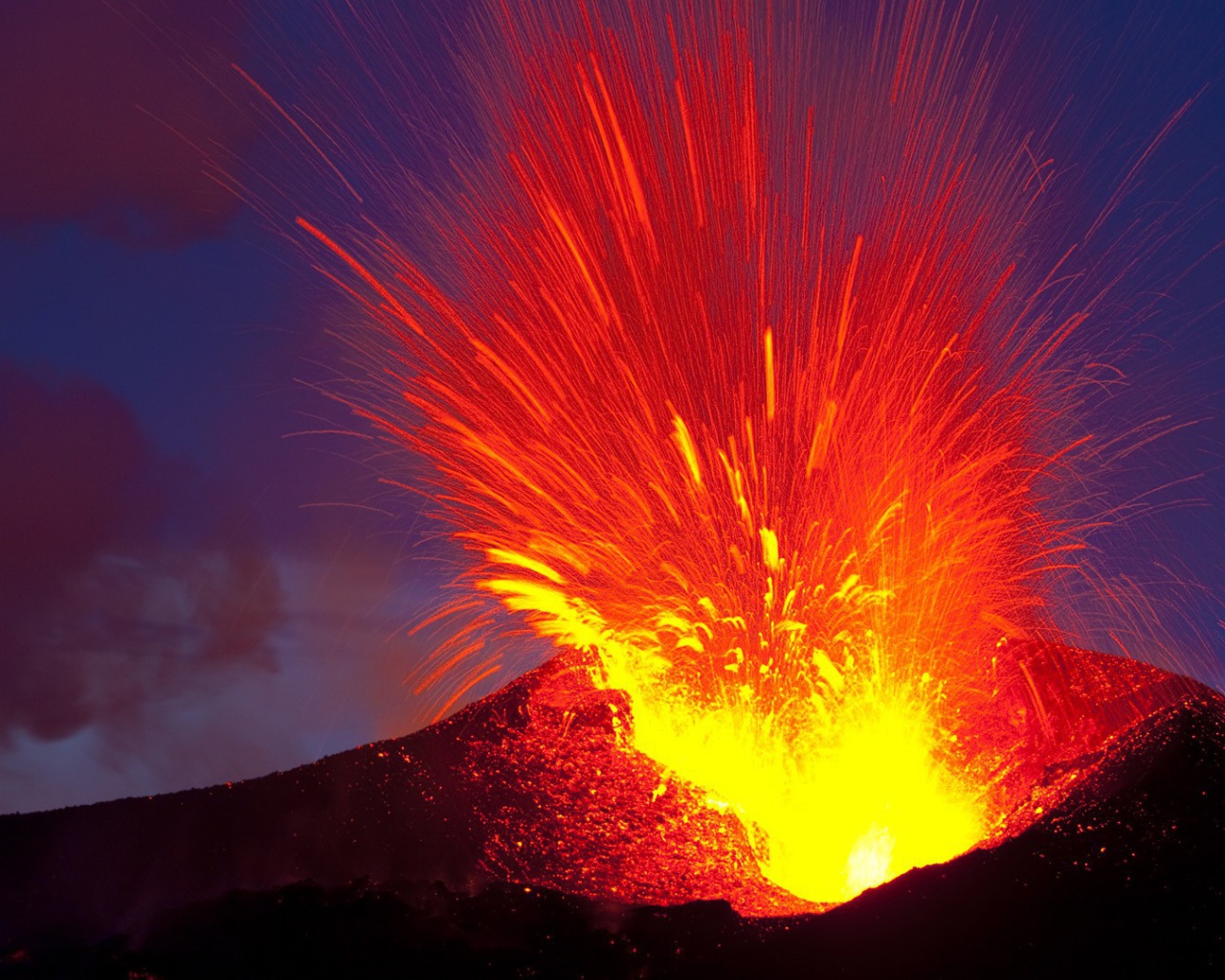 Взрыв лавы на вулкане