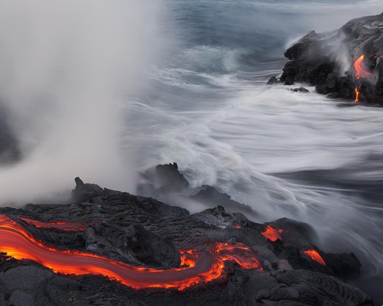 Река лавы на берегу моря