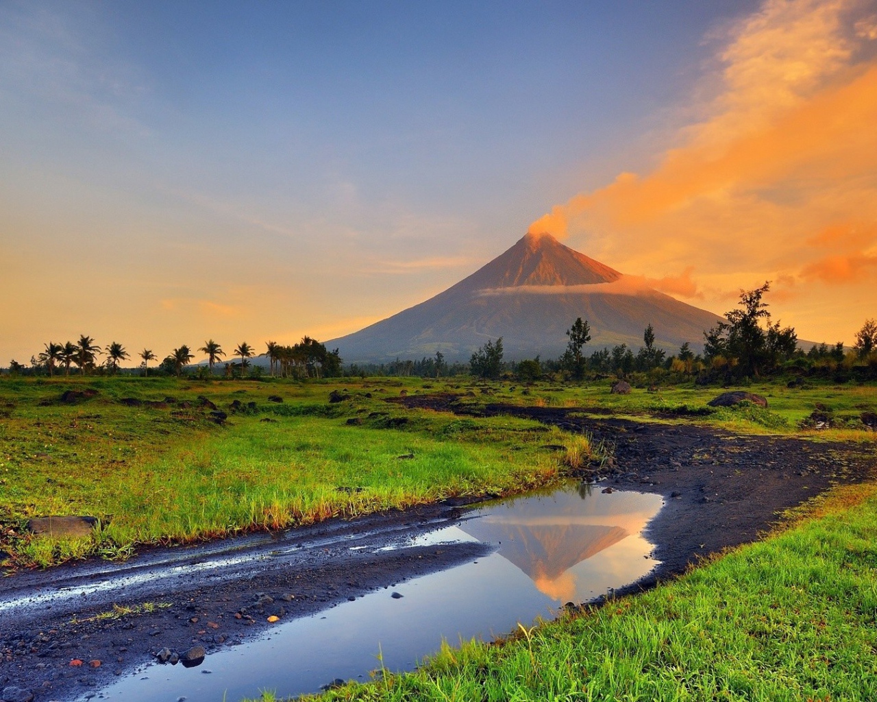 Дымок из недр дремлющего вулкана